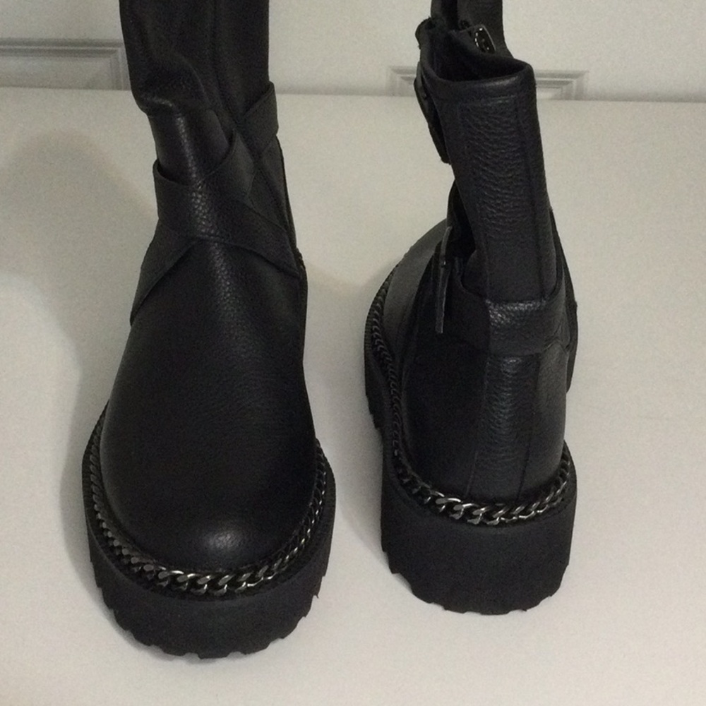 NEW. Leather ankle boots with chains. - Picture 4 of 6